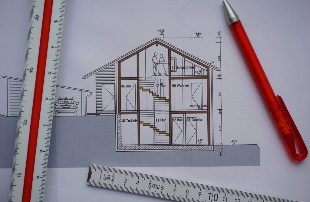 Architektenzeichnung eines Einfamilienhauses mit Maßstab und Bauplan, Baurecht Einreichplan Österreich