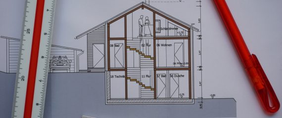 Architektenzeichnung eines Einfamilienhauses mit Maßstab und Bauplan, Baurecht Einreichplan Österreich